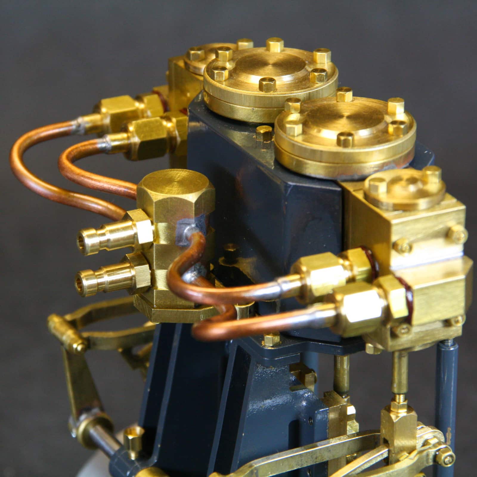 Dampfmaschine-tobias-anschluss Zylinderkopf der Dampfmaschine Tobias