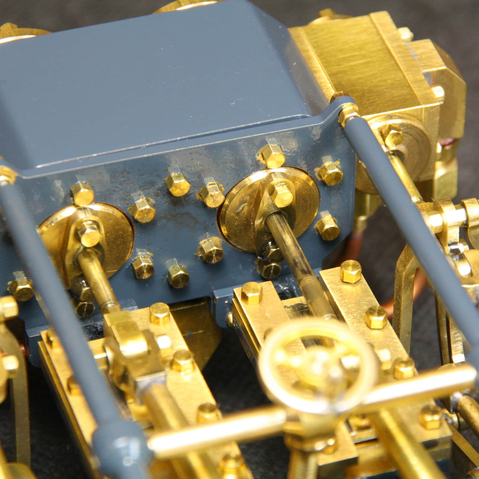 Dampfmaschine-tobias-zylinderkopf Die Kolbenstangen werden mit Stoffbuchsen abgedichtet