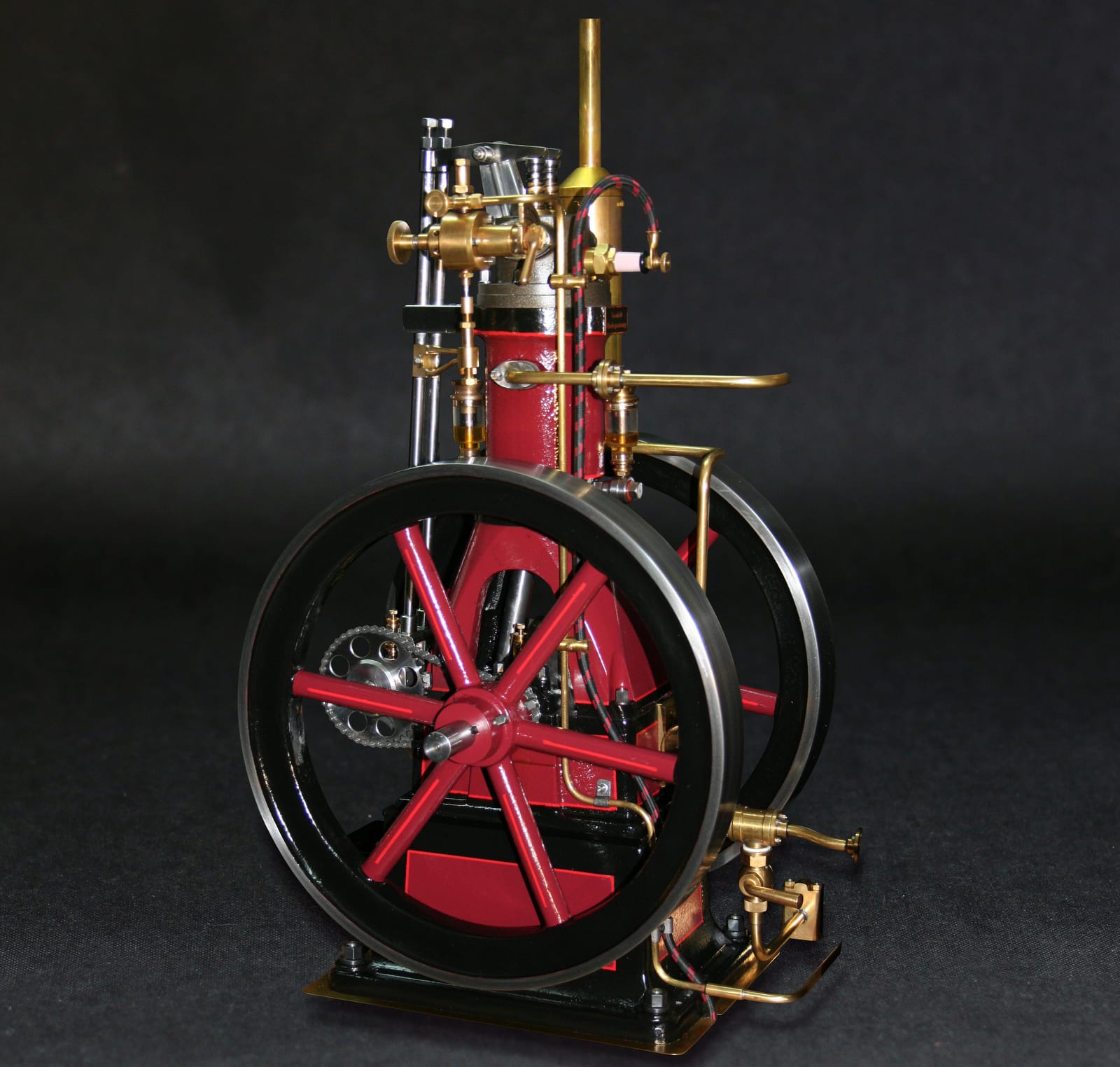 otto-gasmotor-vertikal-bengs Stehender Gasmotor Otto als Modell