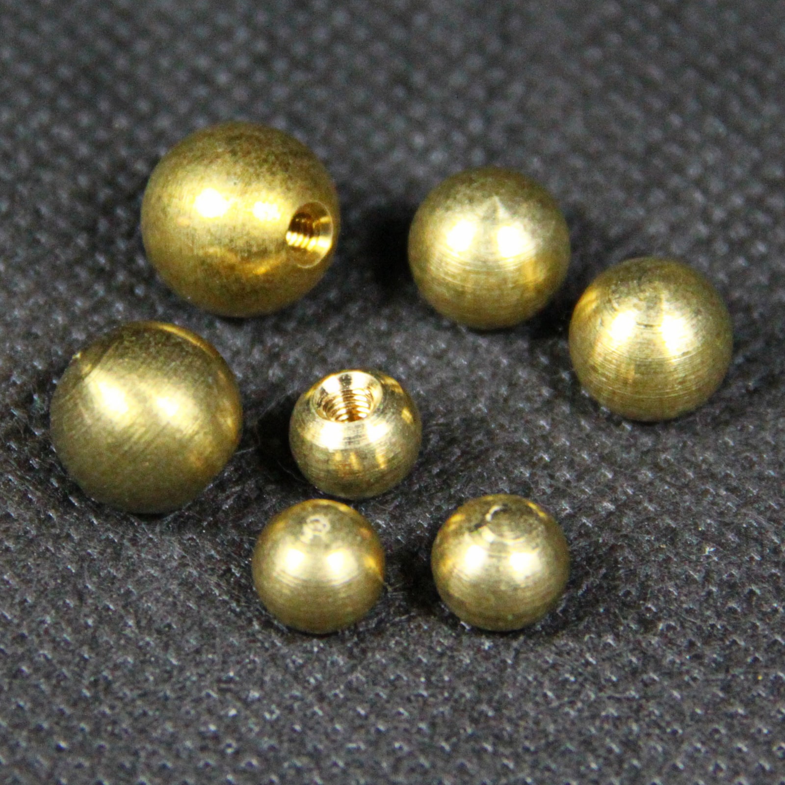 Messingkugeln-mit-gewinde Kugeln aus Messing mit Gewinde