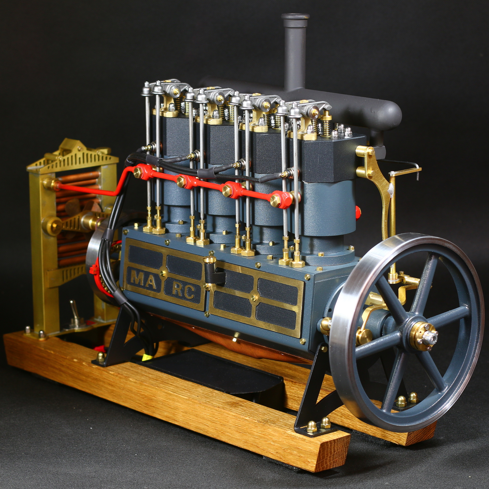 Dieser Vierzylinder Verbrennungsmotor wird als Bausatz geliefert